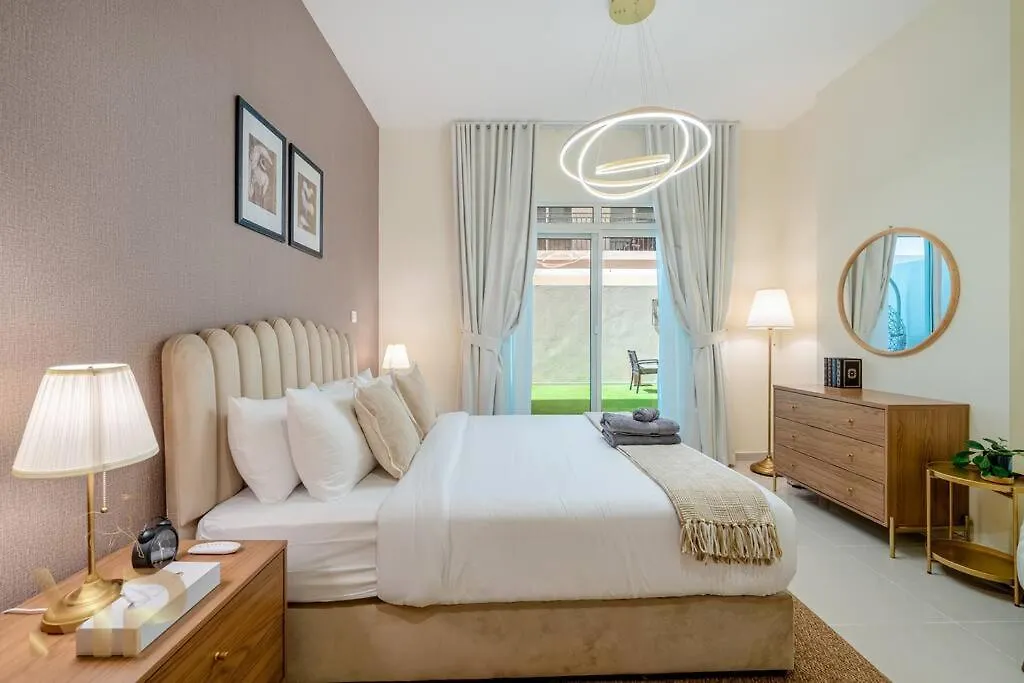 Marco Polo - Apartment With Garden, Spacious, Newly Furnished Dubai